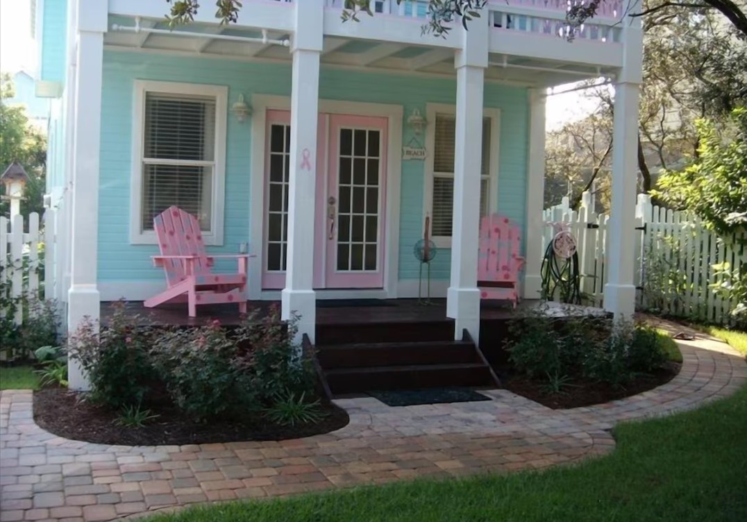 Charming beach cottage near Seaside with palm trees and private pool